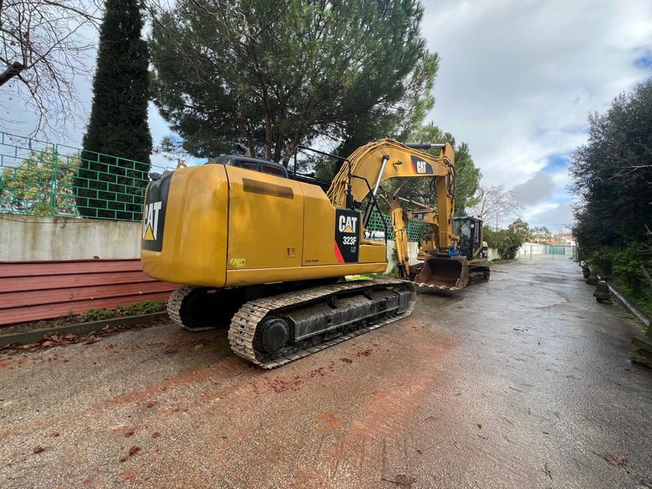 CAT323F giratoria