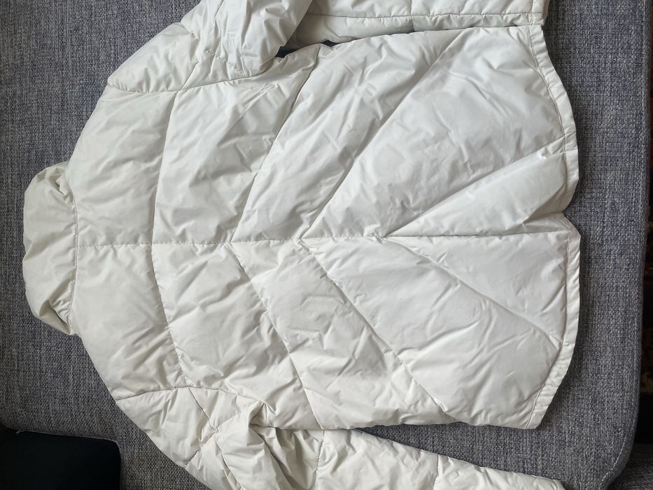 Жіночий білий пуховик