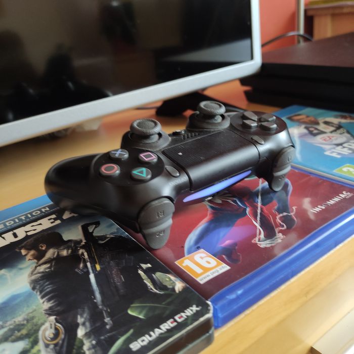 PS4 1TB impecável + comando+ jogos