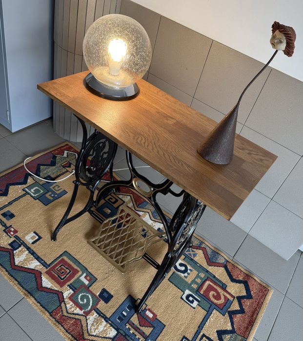 Mesa de nadeira maciça em pés Singer