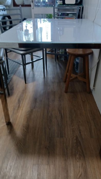 Mesa de cozinha tampo em vidro  ikea  mais 4 cadeiras 1.35 por 85