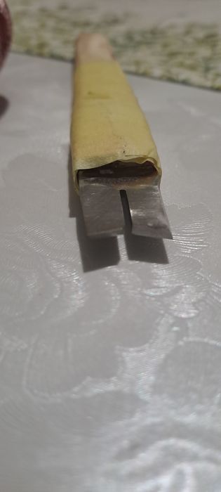 Nożyk  do skrobania jajek kroszonek.