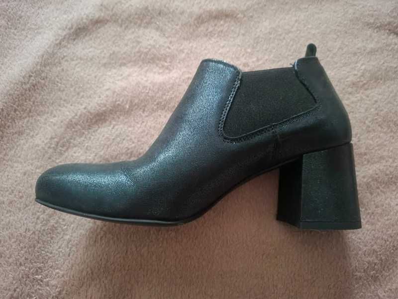Lśniące "brokatowe" botki Venezia, rozmiar 37