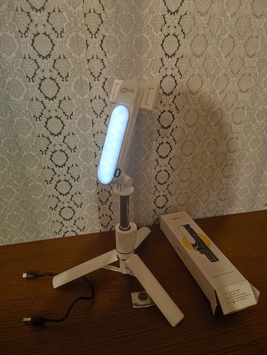 Selfie stick show light