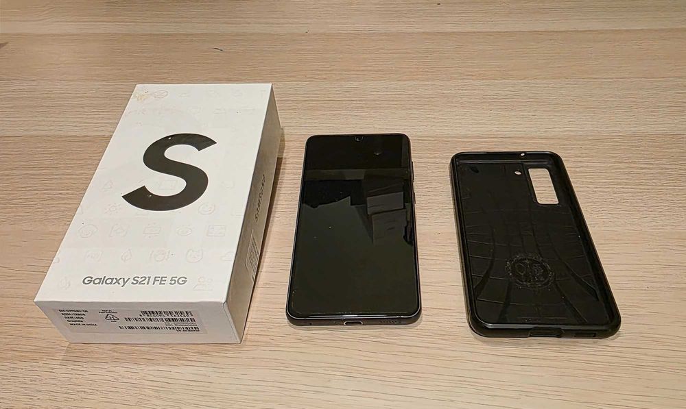 Samsung Galaxy S21 FE, stan doskonały, etui Spiegen, folia ochronna