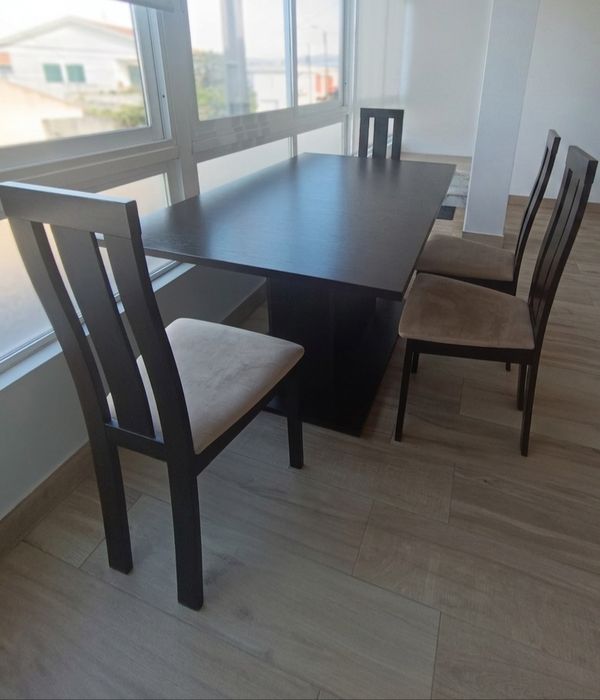 Mesa com 4 cadeiras