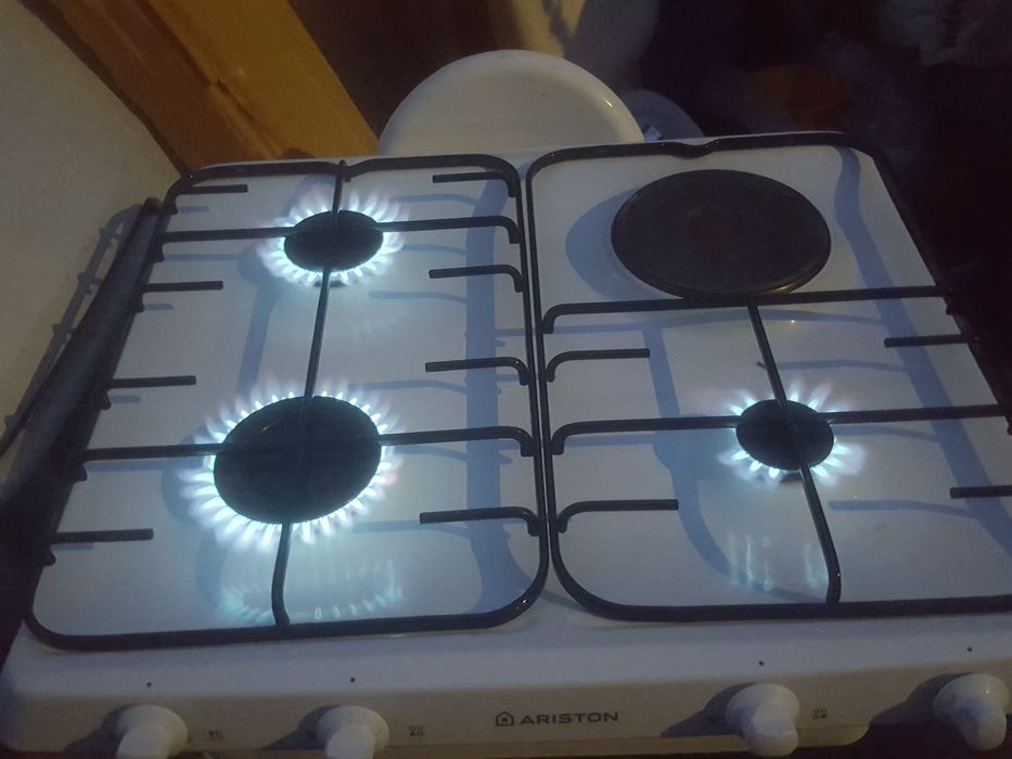 Placa de  encastrar 3 bicos gás  de bilha e 1 eléctrico