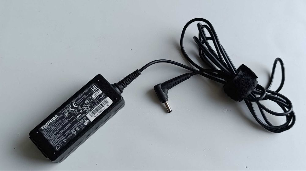 Блок живлення Toshiba 45W (19V 2.37A, 4.0×1,7 мм), оригинал
