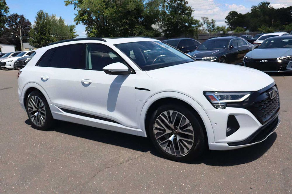 Audi Q8 e-tron quattro Premium Plus      2024