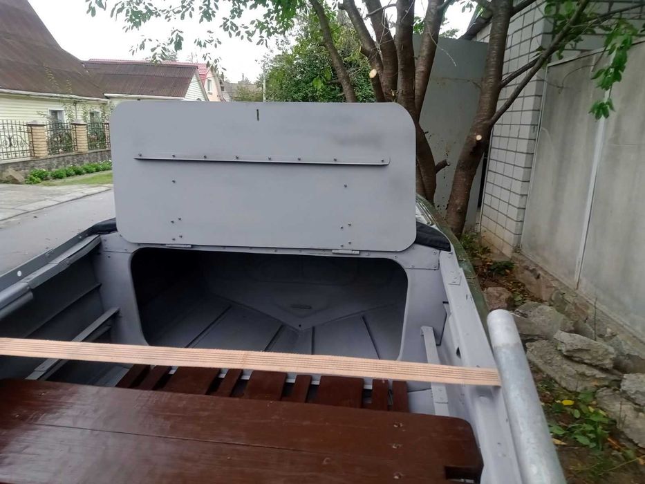 Продам моторний човен