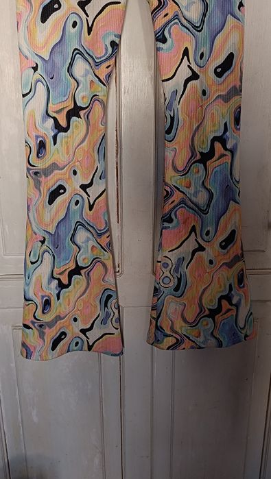 Яскраві кльош штані