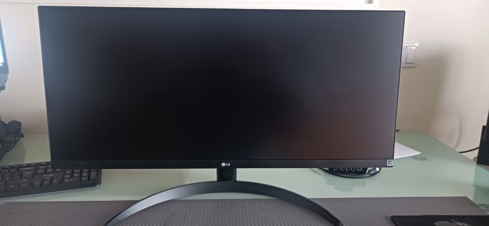 Monitor LG ULTRAWIDE 29 com ecrã partido