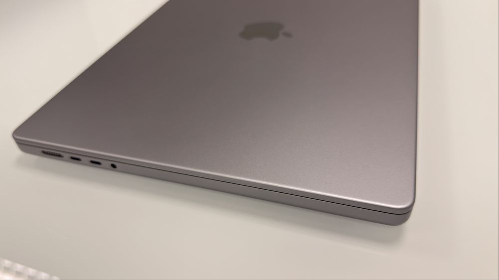 MacBook Pro M1 Max, 32GB de RAM e 32 núcleos de GPU.