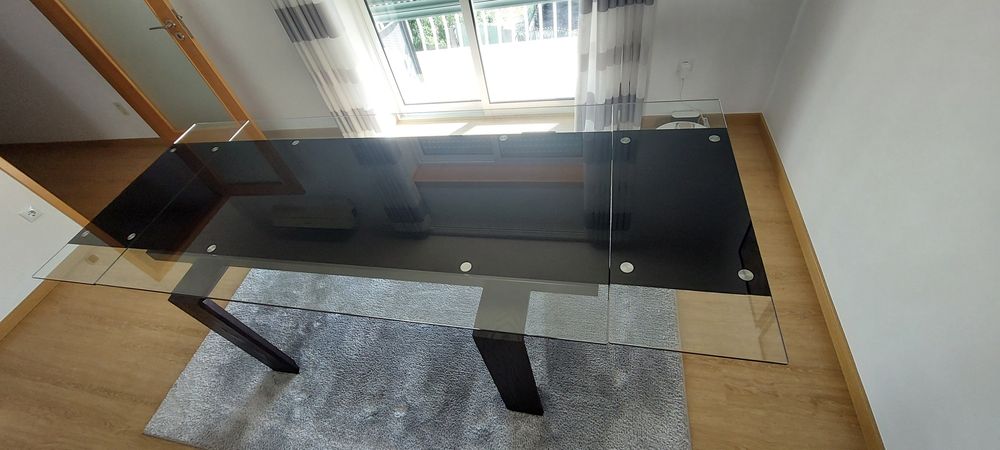 Mesa em vidro e madeira wengue
