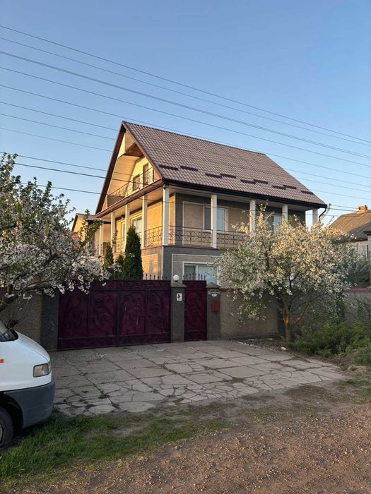 Затишний будинок з більярдною, сауною, садом та квітником, біля лісу!