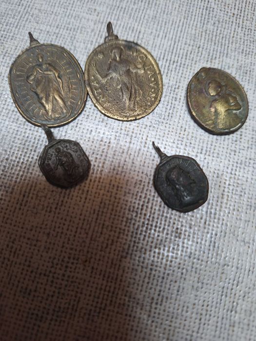 Moedas romanas 2, 1 cruzifixo, 5 medalhas da Verónica, 1 moeda escudo