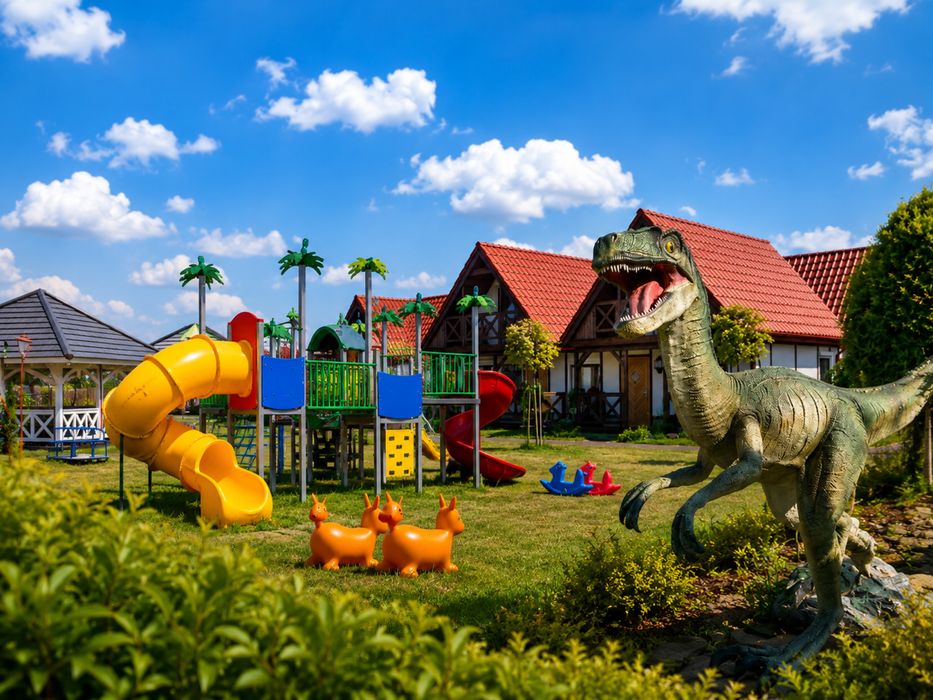 Domki ŁEBA Osada Pod Dinozaurami Nowecin piętrowe 55 m2  z klimatyzacją, ogrzewane | Teren 5000m2, plac zabaw, boisko, silownia zewnetrzna, DINOZAURY