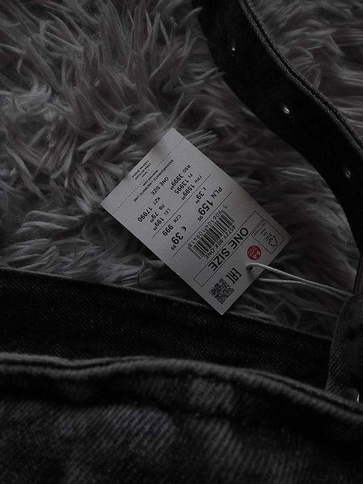 Nowa torebka hobo z efektem sprania z kosmetyczką w środku Reserved