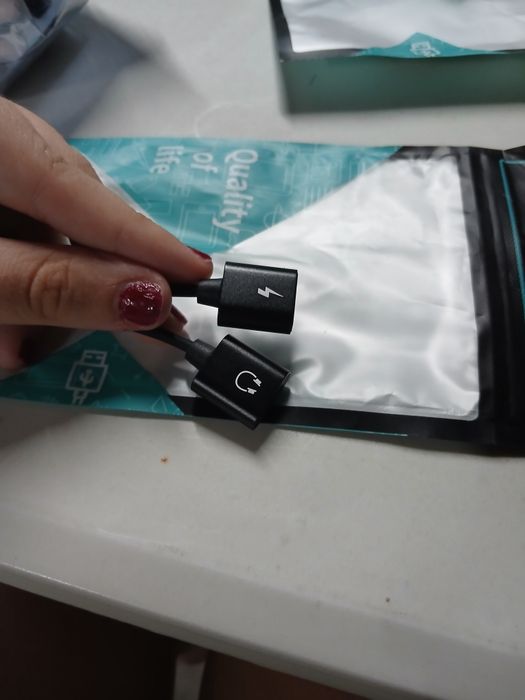 Adaptador Duplo Lightning 2 em 1 (Novo) — Carrega e Ouve Música (iPhone)