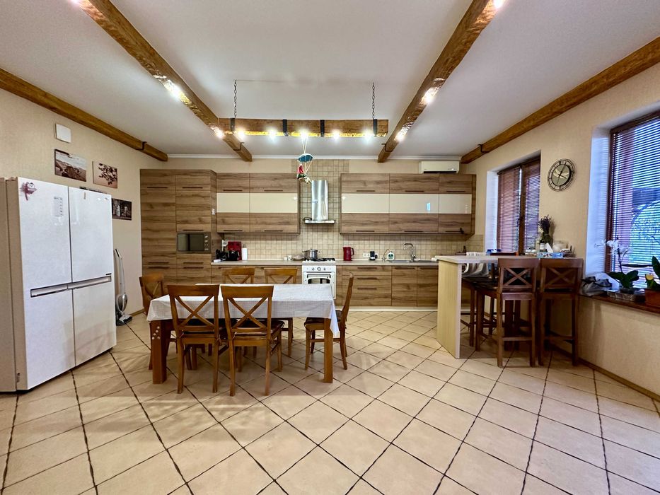 Будинок з ремонтом, меблями і технікою в передмісті Києва