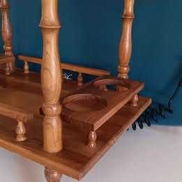 Carrinho de chá/bar antigo em madeira nobre com rodas e pega #