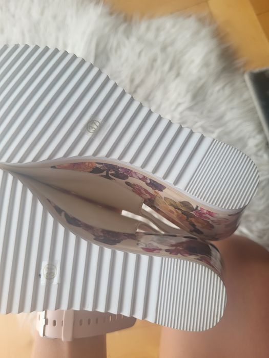 Buty na koturmue beżowe 37