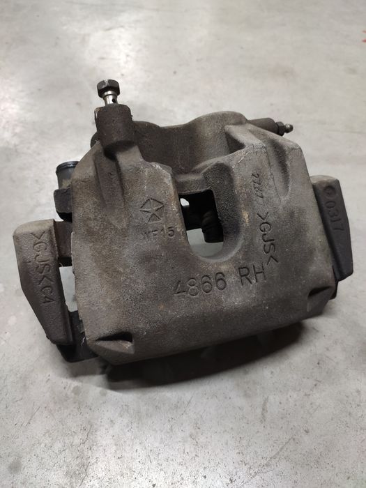 Суппорт тормозной передний правый grand Cherokee