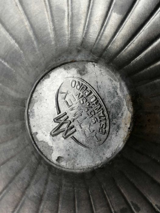 Castiçais de estanho com 5 velas e coroas decorativas