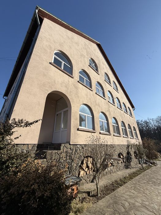 Продам будинку з виходом до лісу.