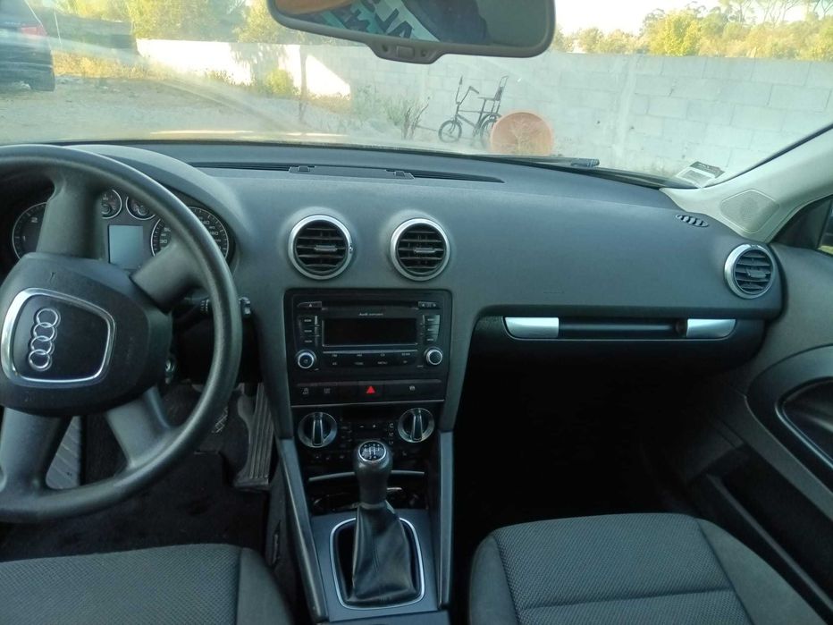 AUDI A3 Hatchback (8P1) 1.6 TDI Diesel 105 cv / 77 kW 2010 foto 2