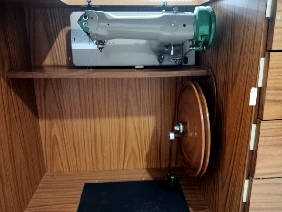 Móvel de máquina de costura