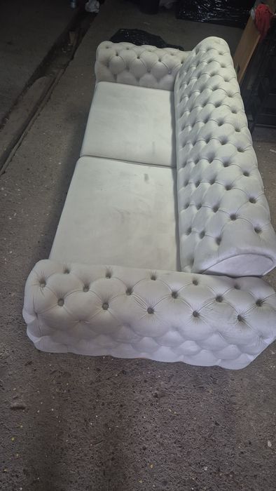 Nowoczesna kanapa  w stylu Chesterfield – Stan Idealny (Jak Nowa!)