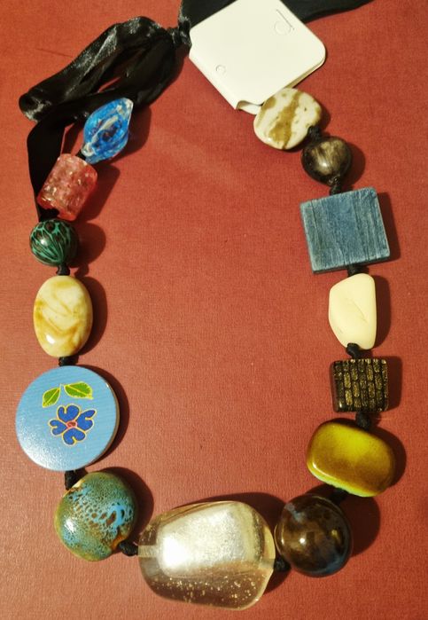 Colar com peças de vários materiais: pedra, acrílico e madeira.