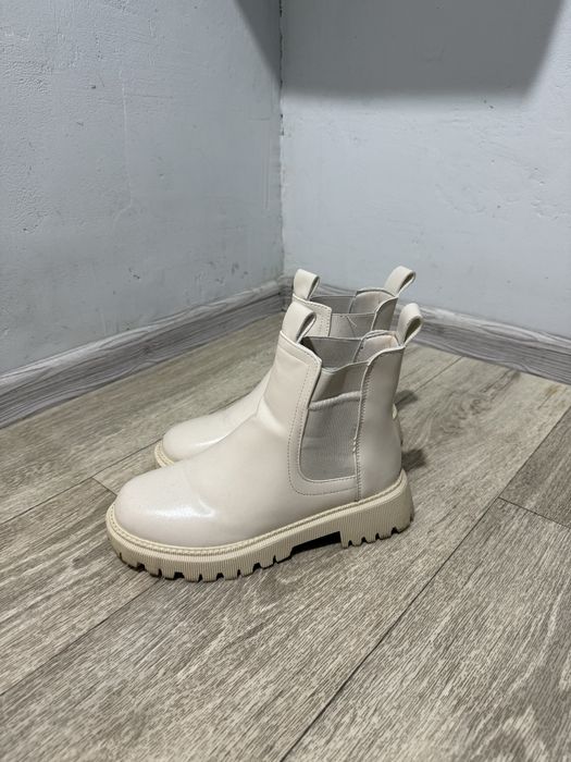 Зимові теплі бежеві ботинки челсі