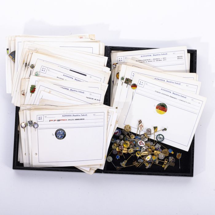 Colecionismo desportivo - Colecção de pins emblemas e crachás - 170