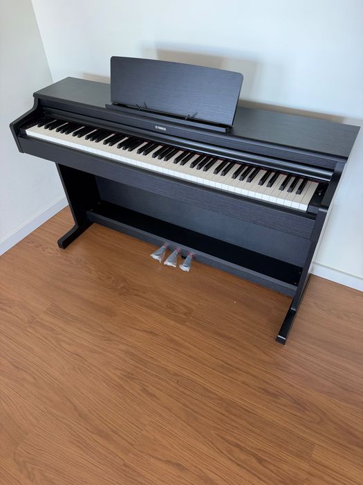 Piano digital Yamaha Arius YDP-164 preto — pouco uso