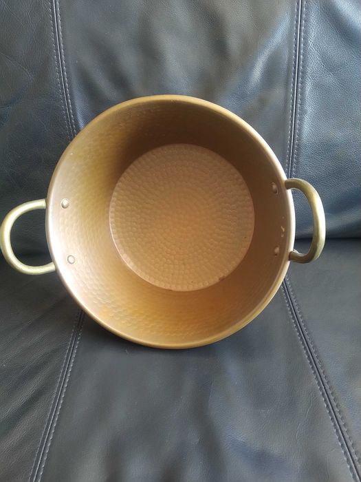 Antiga panela grande em cobre martelado (32 cm)