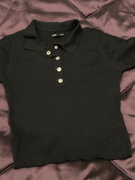 Чорна кофта. Гарно виглядає на тілі.