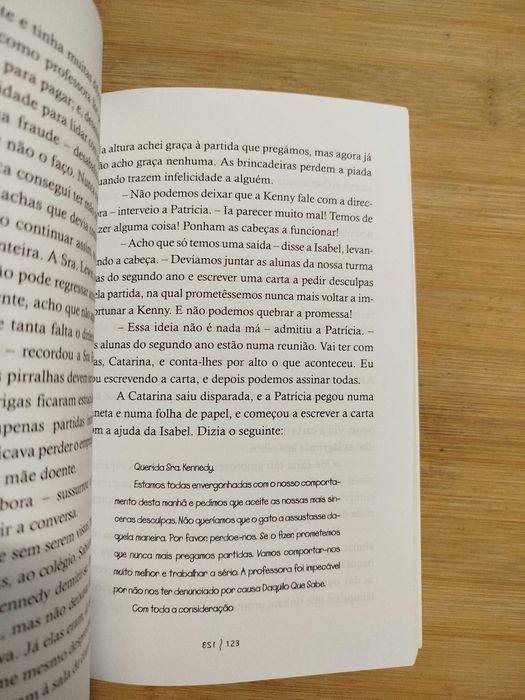 As Gémeas no Colégio de Santa Clara de Enid Blyton (Como Novo)