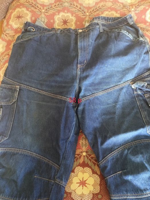 Одяг для чоловіків різних розмірів.