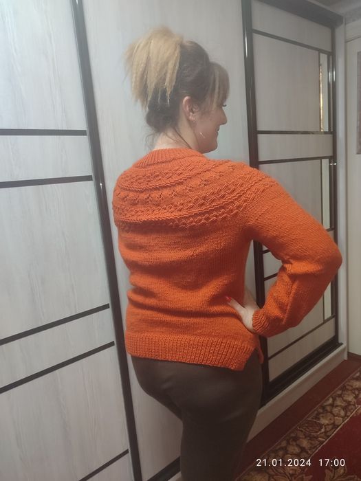 Светрик в'язаний, ручна робота