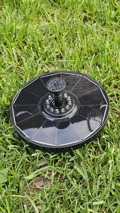 Fontanna ogrodowa solarna z kolorowym światłem LED RGB