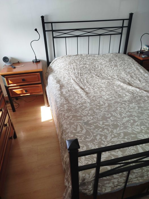 Conjunto quarto - cama IKEA Lillesand com 2 mesas de cabeceira e cómoda