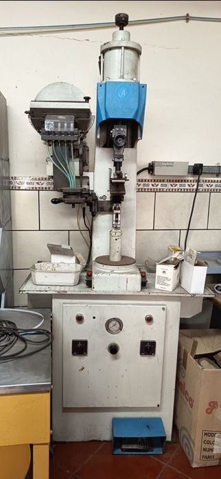 Máquina de pregar saltos