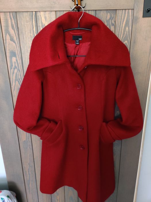 Malinowy czerwony płaszcz H&M 38/M wysoka stójka taliowany wełna 60%