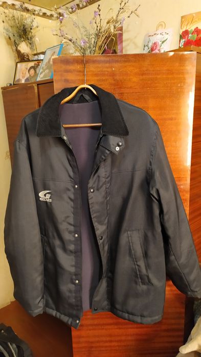 Продам демисезонную  мужскую куртку в отличном  состоянии