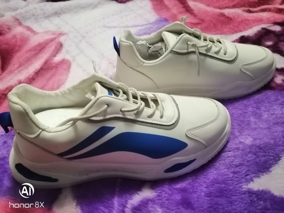 Нові підліткові кросівки