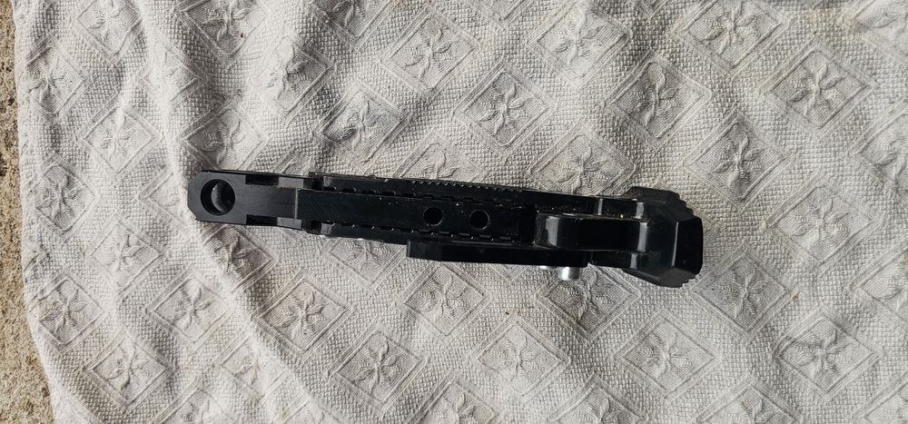 Apoio de pés universal ajustável na cor preta para moto