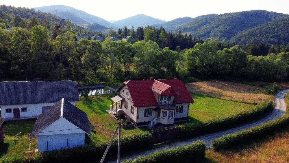 Продається будинок з ділянкою і меблями