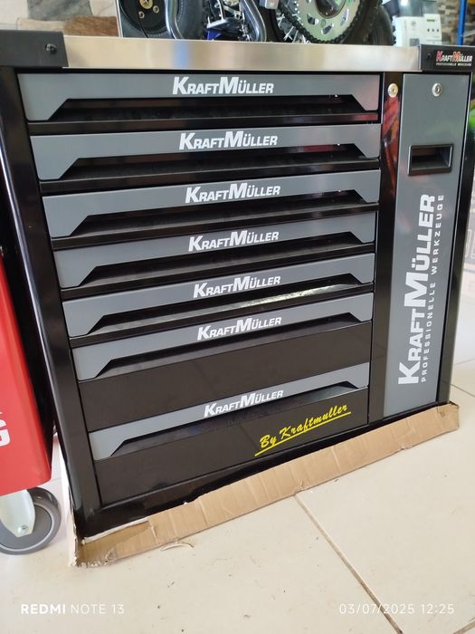 Carrinho ferramentas 7 gavetas cheias e armário marca Kraftmuller
